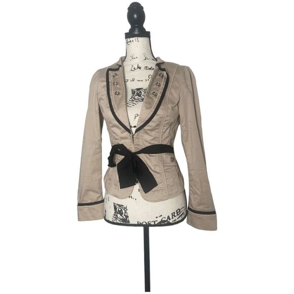 White House Black Market SZ 2 band jacket with removable belt - Picture 1 of 6
